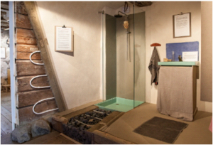 Naturligt badrum från utställning på Nynäs Slott, av Kjell Taawo och Johannes Riesterer m fl. Lerputsade timmerväggar med väggvärme och äggoljetempera på utsatta delar. Samt äggoljetemperamålat, linoljat lergolv med golvvärme. Glasskivorna är satta i lerbruk och utgör tillsammans med duschkaret duschhörnan.
